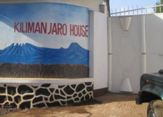 Kilimanjaro House Tansania. Langzeitparken - Einfahrt.