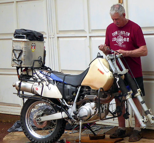 Motorradfahrer langzeitparken beim Kili-House Tansania